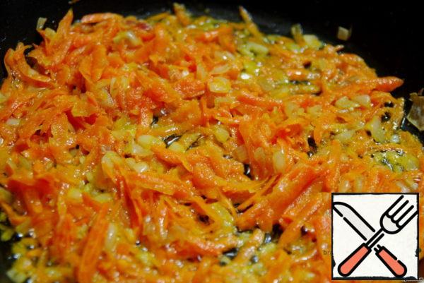 Heat the oil and fry the onions and carrots until soft.