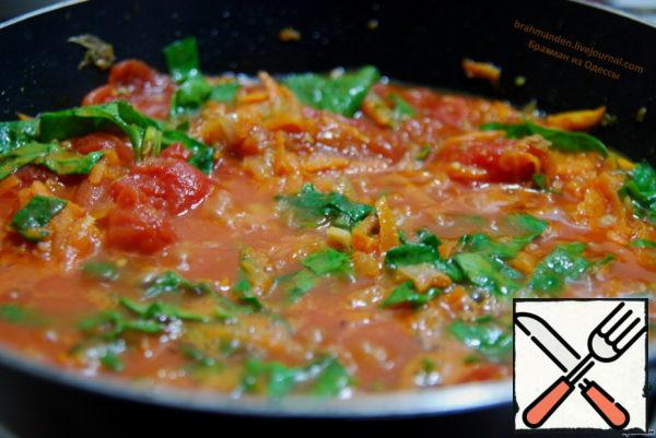 Wash spinach, dry and cut into strips.
With tomatoes remove the skin and add to the pan with the juice, plus spinach.