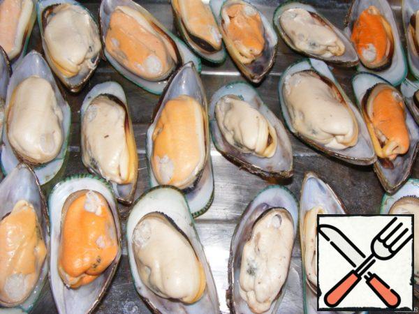 Open the doors and place the mussels "tongue" on one of them, laid out on a baking sheet.
