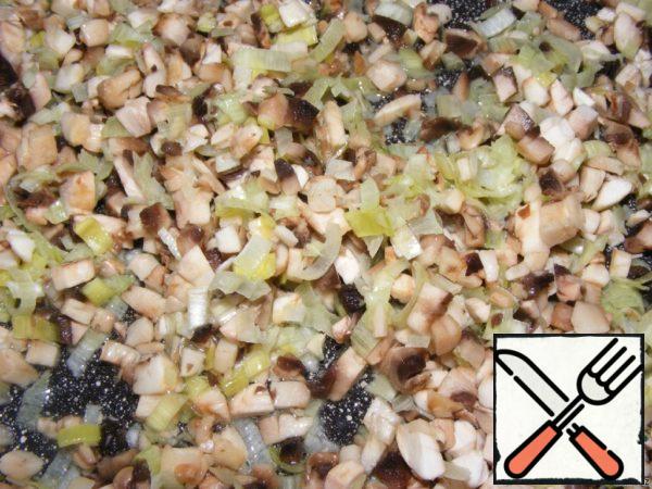 Filling for mussels. Finely chop the leeks and mushrooms. Fry in olive oil for 10 minutes, transfer to a plate and let cool.
