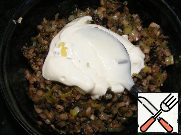 Add 1-2 tablespoons of mayonnaise or sour cream to the cooled filling, add salt and pepper to taste.
