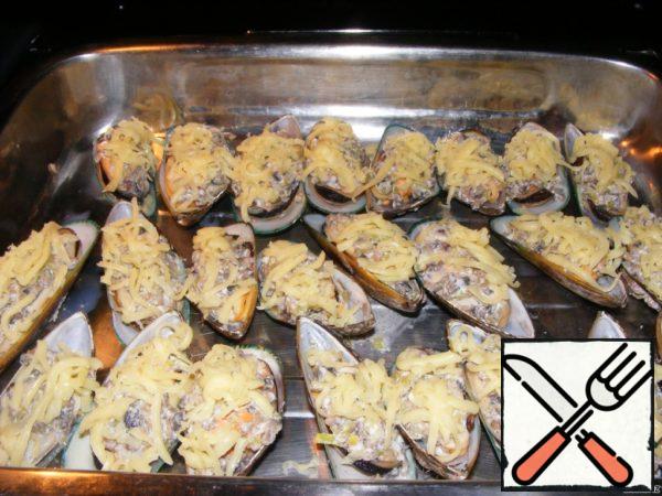 Cover with grated cheese and place in the oven until the cheese is browned.
Sprinkle with herbs before serving!