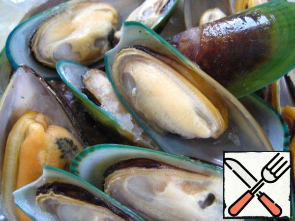 Mussels can be used both in sinks and without them.
If we use mussels in the shells, the shell halves should be separated and leave the mussels in one of the halves.