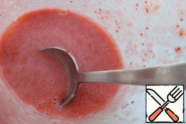 In parallel, soak 1 tablespoon of gelatin (without slides)in 100 g of warm water until dissolved. Strawberry puree with 1 tablespoon of sugar and gelatin.