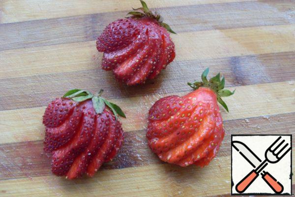 You can decorate the whole strawberry berries, making parallel cuts and slightly revealing.