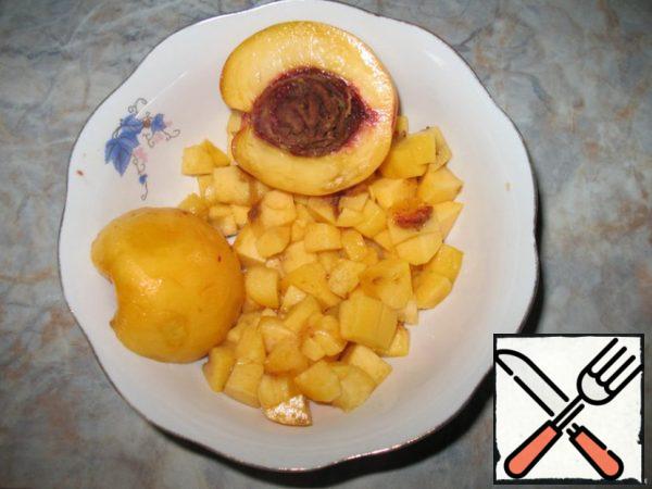 Dissolve the gelatin in water, over low heat, stirring, warming up almost to a boil, slightly cool.
Peaches are finely chopped.