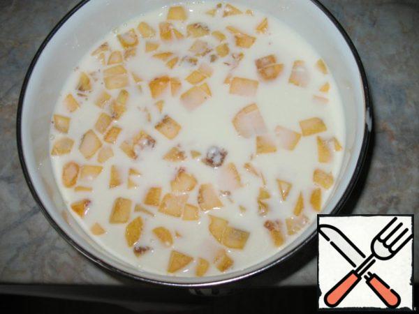 Mix sour cream with cottage cheese, add sugar and dissolve in 1 cup. gelatin on water.
Put any soft fruits on the bottom of the dishes, pour half of the mixture.