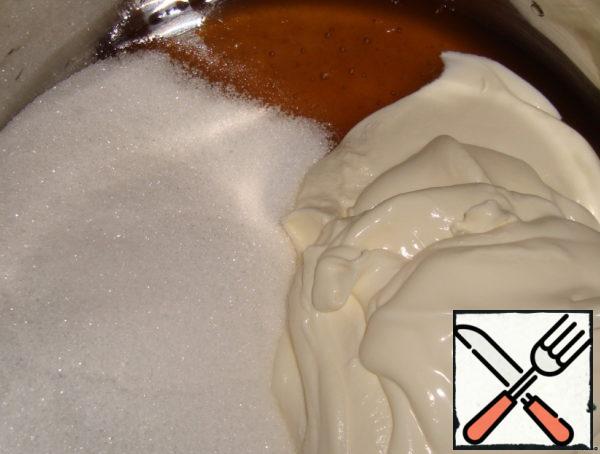 Mix sour cream + honey + sugar.
