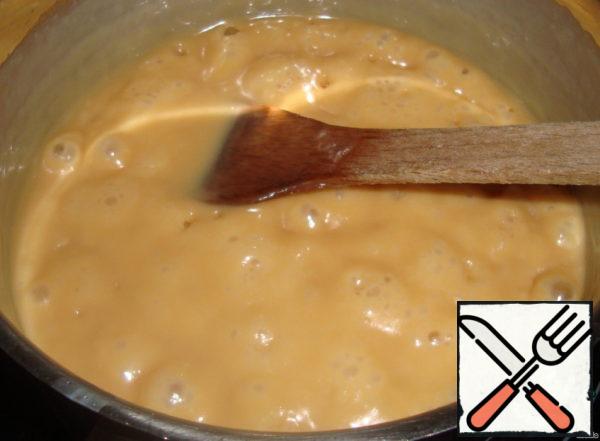 Cook on low heat for 20-25 minutes, stirring with a wooden spatula.
The mass gradually changes color, thickens, becomes viscous
