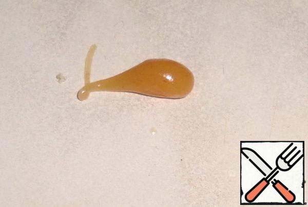 Readiness can be checked as follows. Dip the caramel in cold water: if the drop is fixed and immediately solidified, it's done.
