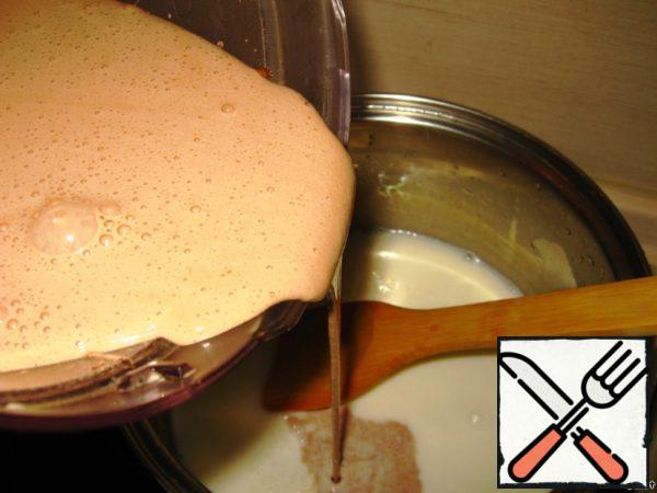 Half a liter of milk to warm in a pot with a thick bottom, but not to boil, up to 40*C approximately. Pour the sugar-egg mixture into the milk in a thin stream, stirring constantly.