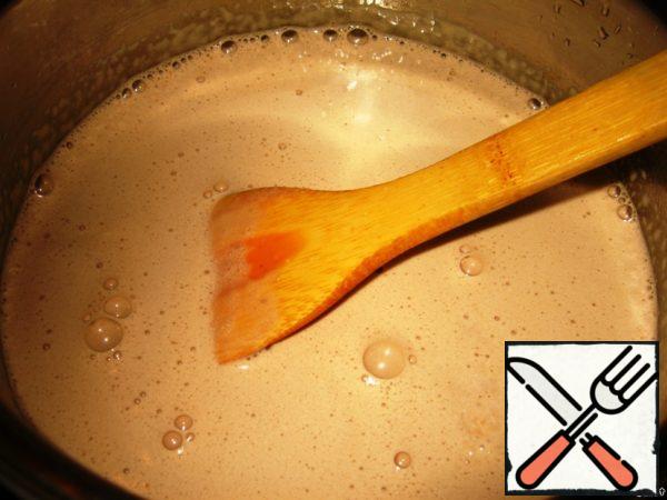 Boil the cream over medium heat, constantly interfering with a wooden spatula on the bottom, but not to the boil. When there will be the first bubbles - and remove from heat. Cream interfere vigorously, especially at the end of cooking, otherwise burn.