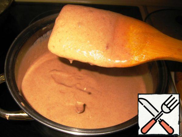 The cream will turn out thick! Leave to cool. Cool it, send it to the refrigerator. Remove 1 stick of butter from the refrigerator to soften.
