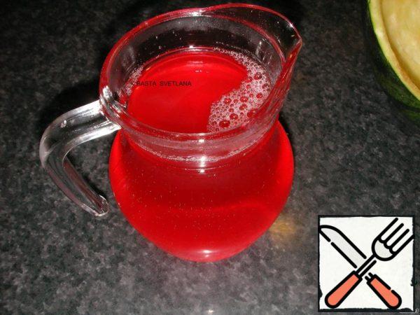 Prepare fruit and berry jelly (strawberry, cherry...) powder, according to the instructions on the method of preparation. If you do not want to use jelly powder, you can cook jelly on natural juice from the same watermelon!!!