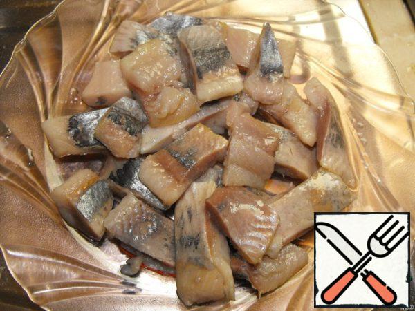 Cut the herring fillet into small pieces.