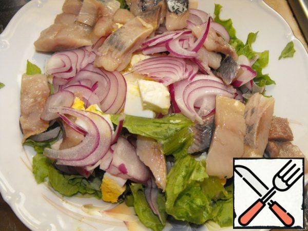 Mix herring, eggs, onion and salad.