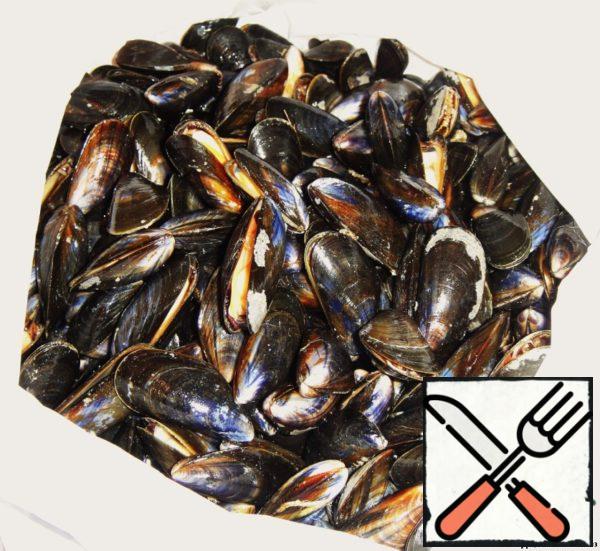 Here is our main ingredient — mussels. In this case, it is fresh small mussels from the Mediterranean sea. Until the moment of preparation they should be kept in the cold.