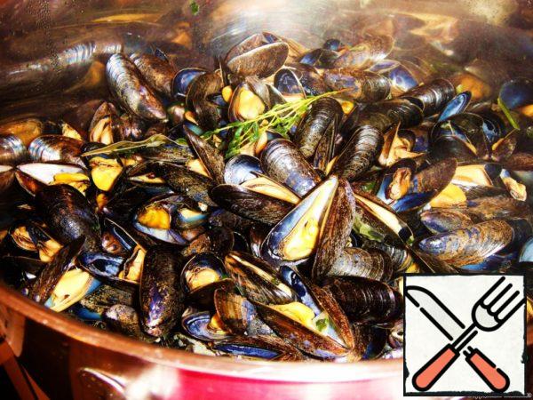 Pour the mussels into a saucepan and mix several times, then cover the pan with a lid and, without reducing the heat, leave to cook for 5-10 minutes.
