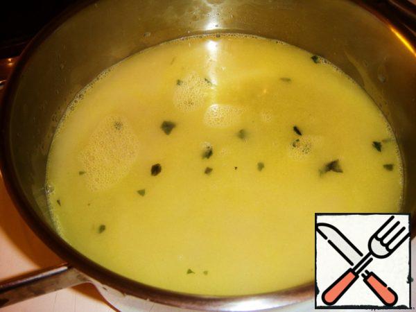 After that, drain the sauce from the mussels into a separate saucepan, and remove the mussels from the heat and leave under the lid.
