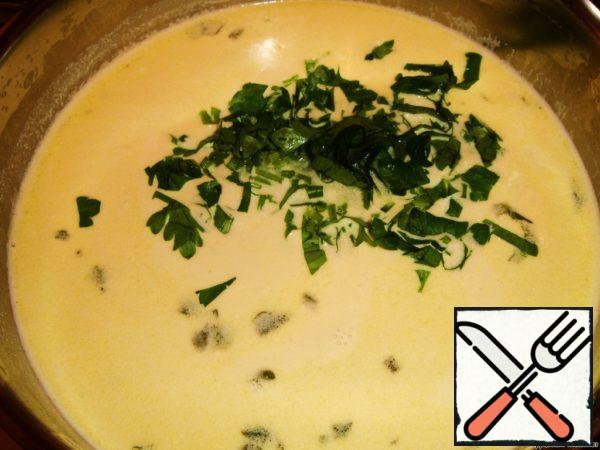 Add cream and sour cream to the sauce, bring to a boil and immediately remove from heat. Add the chopped parsley (the remaining half of the beam).