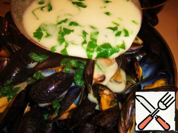 And pour this sauce over the mussels.
