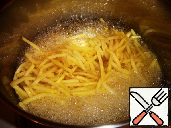 In parallel, you can prepare a side dish. Deep fry the frozen potatoes.
