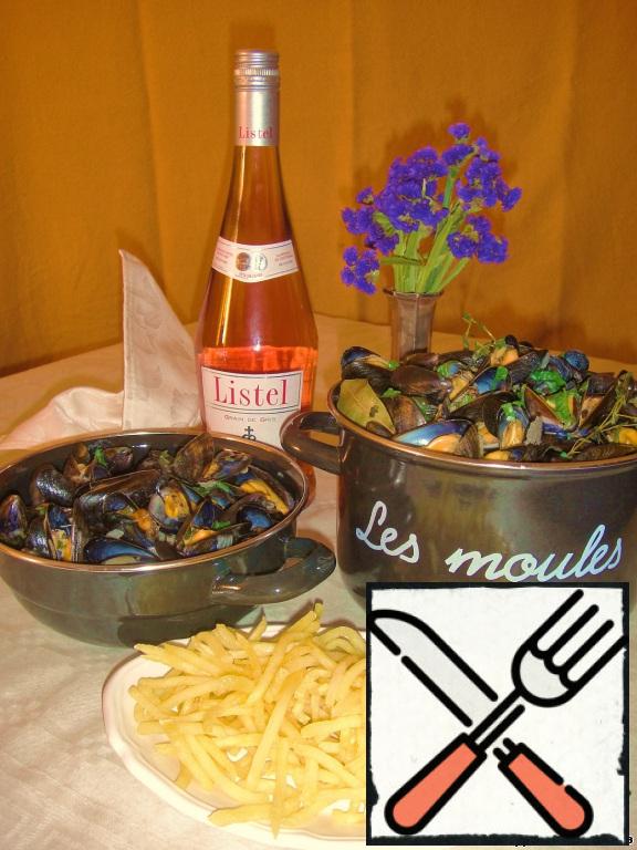 Shift the mussels in a bowl and serve with potato garnish. The ideal flavor accompaniment will be the local rose wine "Listel" or other Languedoc-Roussillon region (Languedoc-Roussillon). Caution: do not eat those mussels, shells which remained closed after cooking. This means that the mollusk at the time of cooking was already dead and he did not have enough strength to open in boiling water.