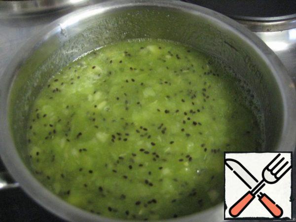peel the kiwis and mash them into puree in a blender or using a mixer, add sugar, heat well over medium heat (to a boil), add soaked gelatin (or "Gelfix" - 1 pc.), stirring constantly until the gelatin dissolves.
Note: I have heard that there are problems when making jelly from fresh kiwi and pineapple, so that the jelly turns out for sure, it is better to use "Gelfix" or ready-made "Jelly for sweets and marmalade". One package per 40 g will be enough.