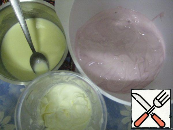 Making yogurt dessert:
gelatin (10 gr.), soaked in milk, warm up on a small fire until the gelatin dissolves, set aside.
Whisk cream with sugar and vanilla sugar; continuing to whisk, add yogurt and gelatin in small portions. Note: cream can be used instead of milk
