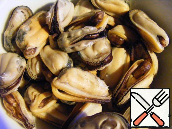 The mussels are ready (they should open, not open throw away) to choose a skimmer. Remove from sinks and remove algae.