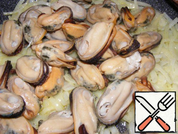 Add mussels, fry for 5 minutes, stirring to soak the mussels with butter. Ready mussels sprinkle with parsley and serve.