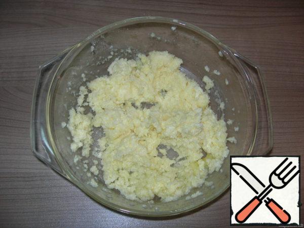 Crumble butter with sugar.