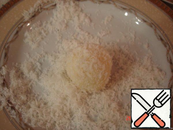 Sprinkle with coconut shavings. The candy is ready! Surprise your guests!