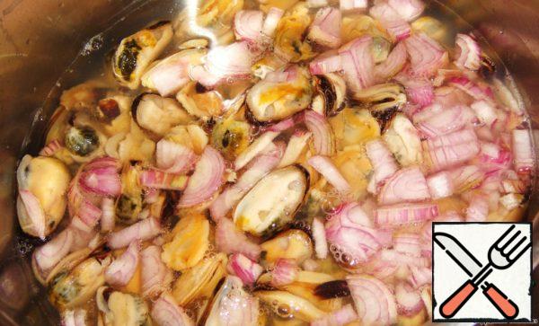 Finely chop the shallots, defrost the mussels and put these components in a small saucepan.