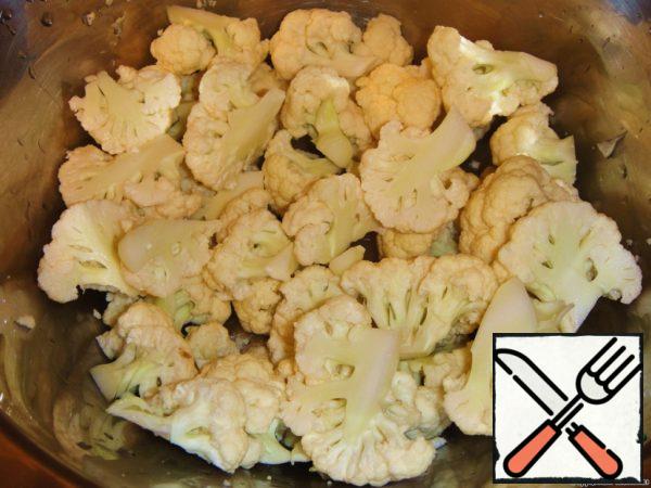 Meanwhile, we disassemble the cauliflower into small inflorescences.