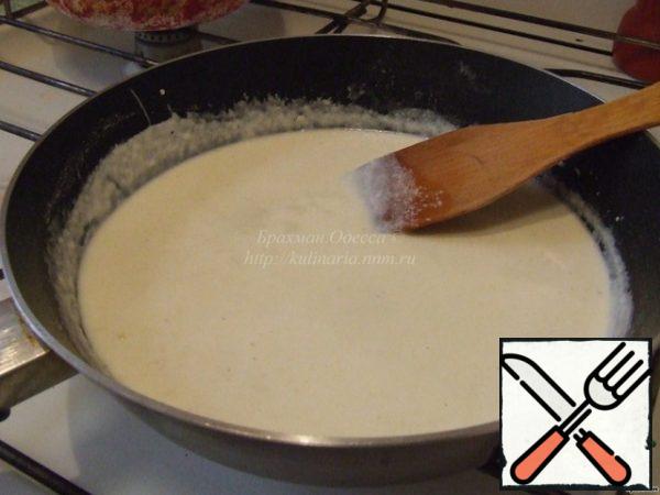 Add the butter. Do not forget to stir constantly.
Cook for 5 minutes.
Add cream(or milk) while stirring. Do not allow the formation of lumps.
Wait until it boils and put on a small fire with constant stirring. Wait until it thickens.
If desired, the sauce is seasoned with white pepper and nutmeg.