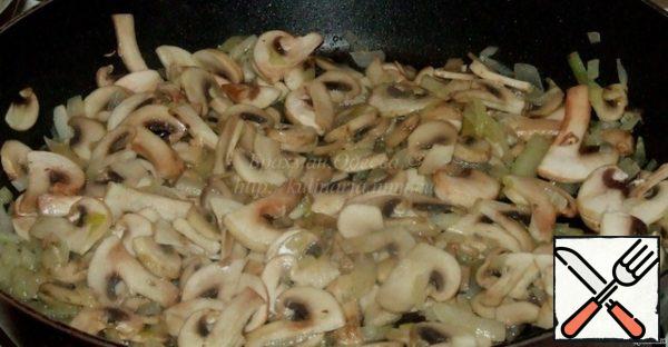 Mix mushrooms and onions with sauce.