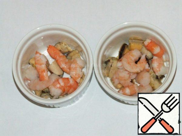 We take out the form and fill in th form.
Lay the shrimp and mussels. I like to add salt and pepper.