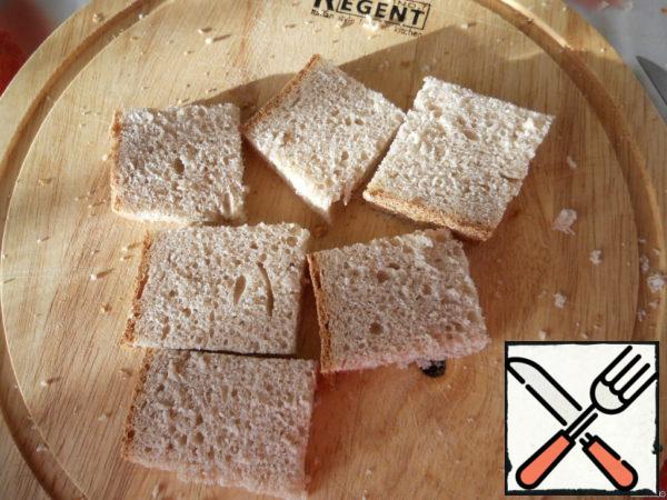 Cut rye bread into small pieces.
Spread the sandwiches with the resulting mixture. Garnish with pomegranate seeds and coriander.