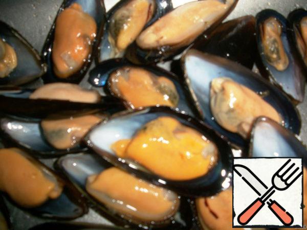 Thaw mussels in shells, wash.
