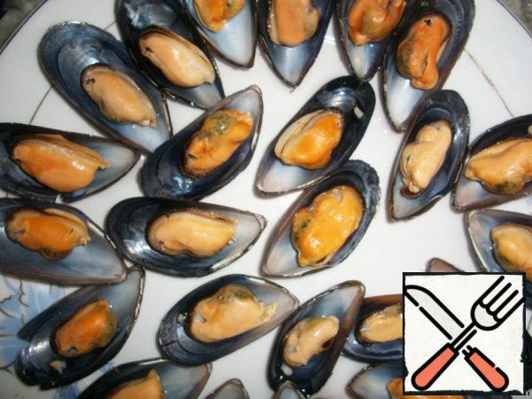 Put the mussels back in the shells.