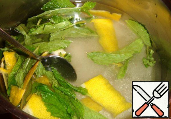 While the gelatin is swelling, we will prepare lemon-mint syrup. Pour water into a saucepan, put mint leaves, lemon zest and sugar there.
