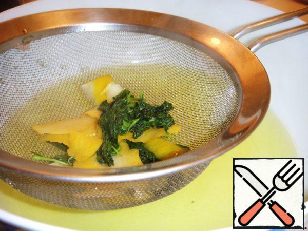 The resulting syrup is filtered through a sieve. Lemon zest and mint throw away-all the necessary flavor and aroma they have already given.