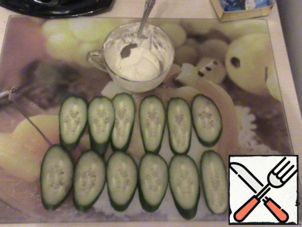 Whisk Philadelphia cheese with pea-sized wasabi and 1/4 tsp lemon juice.
Try and adjust the taste - or add wasabi or lemon juice.
Wash the fresh cucumber and cut it diagonally across the plates.