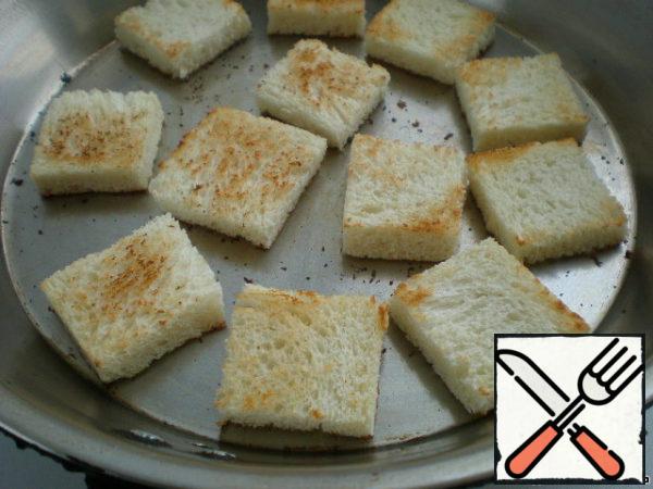 Fry the canapes in a dry frying pan on 2 sides until Browning.