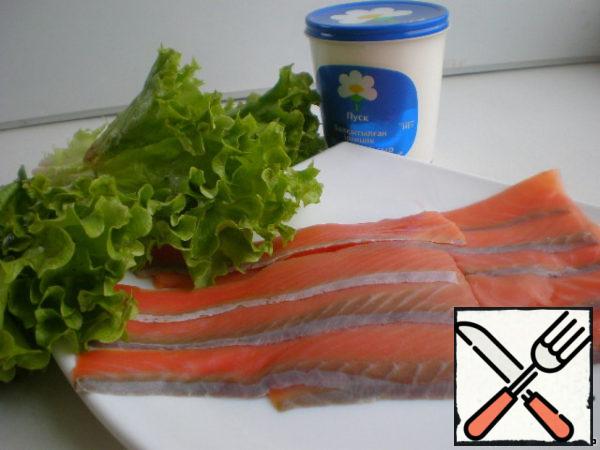 This is something that will be useful to us next. Fish thinly cut or bought a ready-made cut, which is much easier, but more expensive. Lettuce washed, dried.