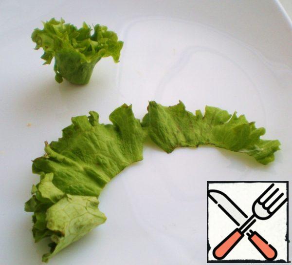 The upper part of the salad is torn off, also twist and at the end of the twist add a bit of cheese, type of glue that will fix our salad.  That's it! Spread on a plate.