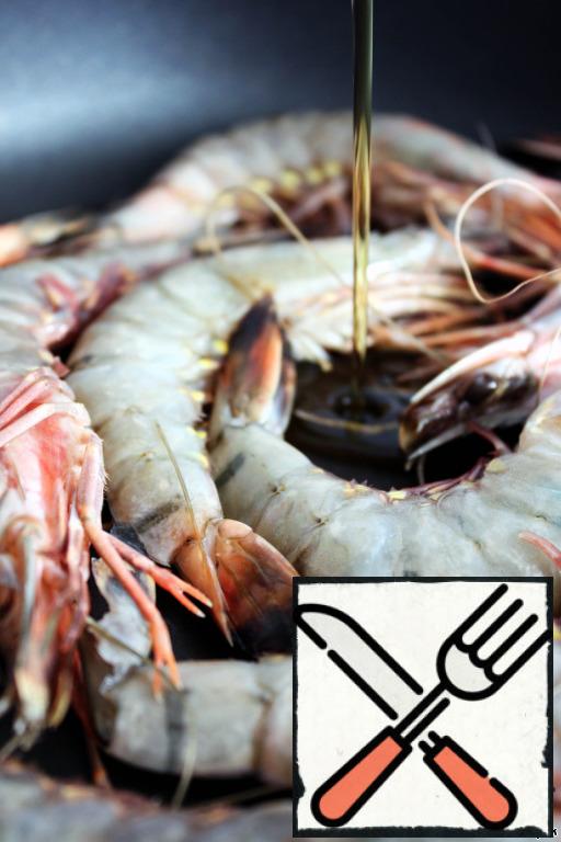We will need gray-green (they are raw, not boiled-ice cream pink), king prawns (in my case - caliber 18-20). Fry the prawns in olive oil until tender (5-7 minutes)