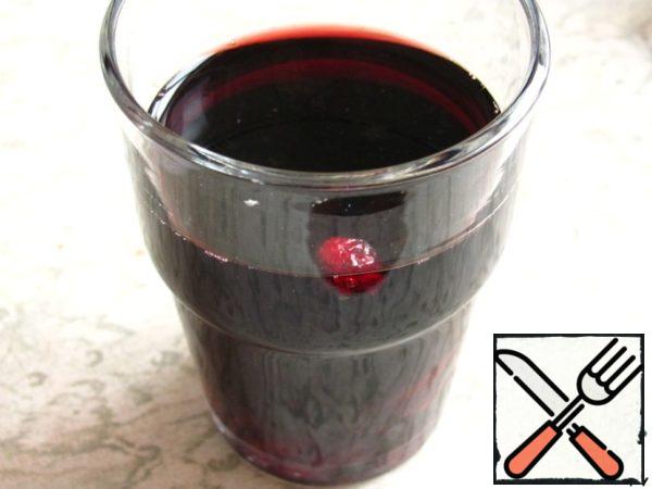 Pour 1/2 cup cranberry juice (125 ml) with red wine and set aside to infuse.
