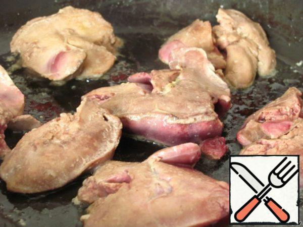 Preheat the oven to 160 gr. Form (I have 15x15 cm) lined with baking paper.
In a frying pan melt 25 g of butter, add the liver. Fry it over medium heat for 2 minutes, turning once. The liver should change color on the outside, but stay raw on the inside.